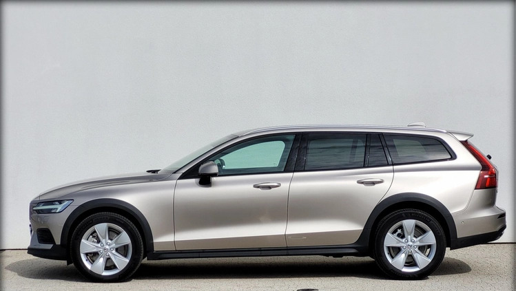 Volvo V60 Cross Country cena 215555 przebieg: 26420, rok produkcji 2023 z Polanica-Zdrój małe 497